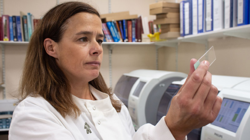 7851 Christmas DM N&V 800X448 Mom Badge